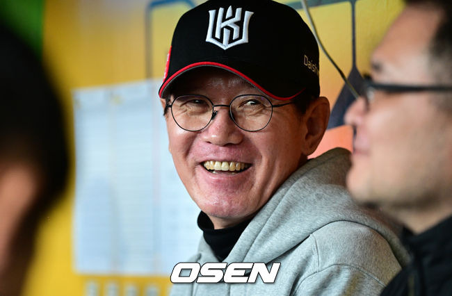 [OSEN=창원, 지형준 기자]경기를 앞두고 KT 이강철 감독이 취재진과 인터뷰를 하고 있다. 2023.11.02 /jpnews@osen.co.kr