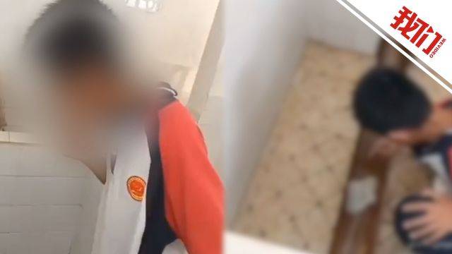 중국 푸젠성의 한 명문 학교에서 동급생들로부터 대변 등 오물을 찍어 맛보게 하는 등의 학교 폭력이 자행됐다는 폭로가 나와 논란이다. 사진은 가해 학생들이 촬영한 것으로 피해 학생에게 강제로 대변을 먹게 하는 장면으로 알려졌다.