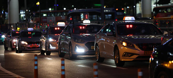 참여연대와 민주사회를 위한 변호사모임 등에 따르면, 카카오모빌리티는 시장 독점적인 지위를 이용해 우티나 타다 등 경쟁사에 가맹된 택시에는 승객의 콜을 차단하는 방식으로 경쟁을 제한해왔다. ⓒ연합뉴스