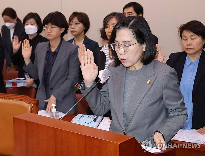 국감 출석한 여가부 장관 (서울=연합뉴스) 한상균 기자 = 김현숙 여성가족부 장관이 2일 국회 여성가족위원회 국정감사에서 증인선서를 하고 있다. 2023.11.2 xyz@yna.co.kr