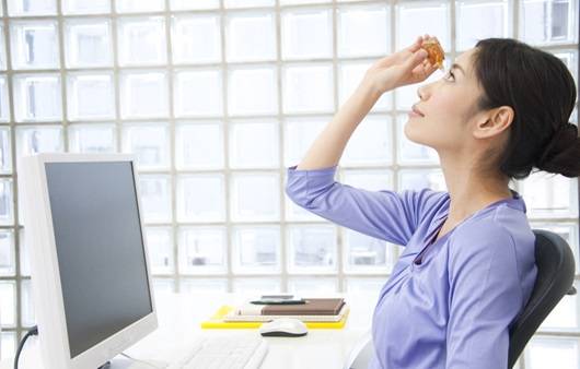 눈이 건조할 때는 주로 인공눈물을 사용한다ㅣ출처: 게티이미지뱅크