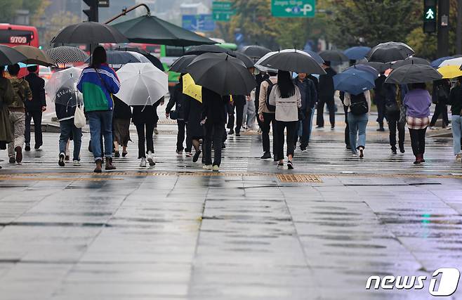 가을비가 내리는 19일 오전 서울 종로구 광화문네거리에서 우산을 쓴 시민들이 출근길 발걸음을 재촉하고 있다. 2023.10.19/뉴스1 ⓒ News1 김도우 기자