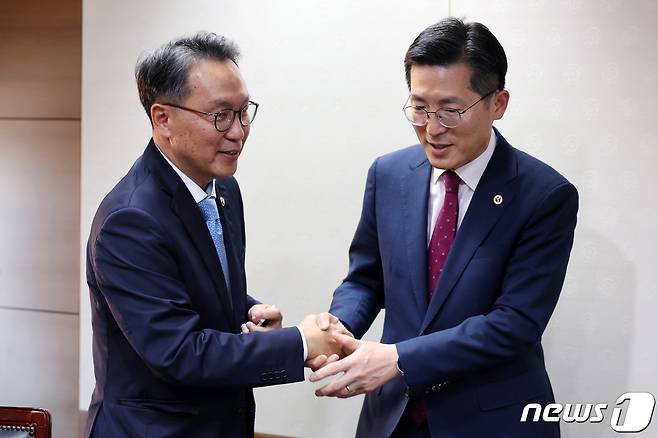 박민수 보건복지부 제2차관(왼쪽)이 2일 서울 중구 한국의료분쟁조정중재원 회의실에서 열린 의료분쟁 제도개선 위원회 첫 기획 회의에서 이필수 대한의사협회장과 인사하고 있다. 2023.11.2/뉴스1 ⓒ News1 김성진 기자