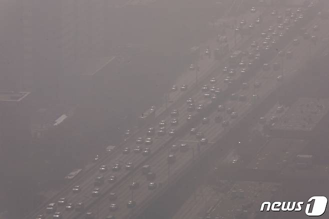 베이징에 스모그가 잔뜩 끼어 차량이 서행 운행을 하고 있다. ⓒ 로이터=뉴스1 ⓒ News1 박형기 기자