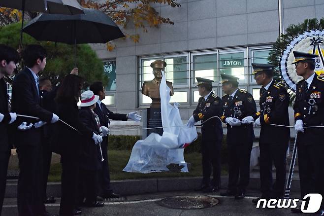 ‘올해의 경찰영웅’ 고 이종우 경감 흉상 제막식.(강원경찰청 제공) 2023.11.3/뉴스1