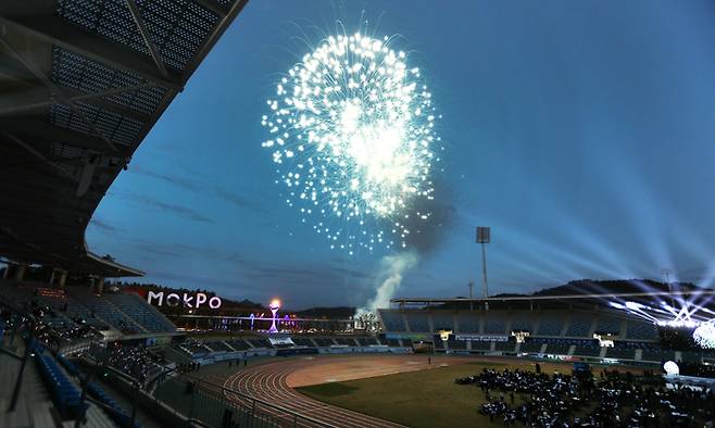 3일 목포종합경기장에서 열린 제43회 전국장애인체육대회 개회식에서 축하 불꽃놀이가 진행되고 있다. 사진제공 | 대한장애인체육회