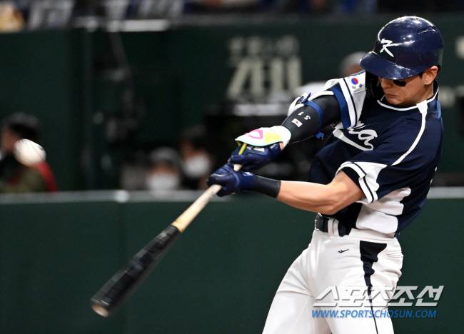 올시즌 후 메이저리그 진출을 계획 중인 이정후의 몸값이 4년 5600만달러라는 관측이 나왔다. 이정후가 지난 3월 WBC에서 타격을 하고 있다. 스포츠조선 DB
