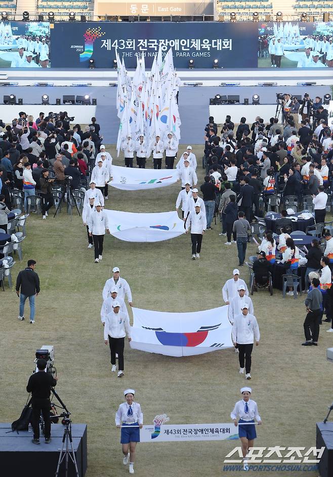 태극기와 대회기가 입장하고 있다. 사진제공=대한장애인체육회