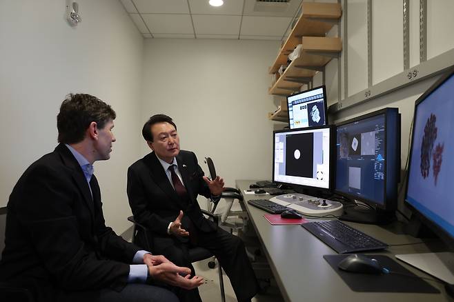 윤석열 대통령이 지난 4월 28일 미국 보스턴 인근 매사추세츠 공과대학교에서 MIT 디지털바이오 석학과의 대화에 앞서 초저온 전자현미경 설비에 대한 설명을 듣고 있다./대통령실