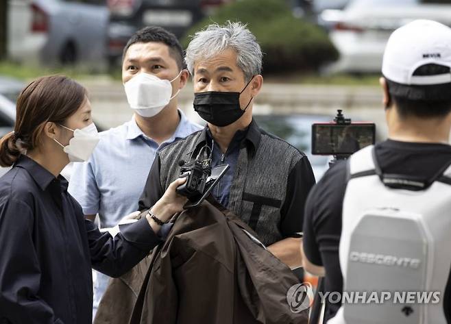 문 대통령에게 '신발투척' 정창옥 씨, 경찰 폭행 혐의로 영장실질심사 출석 (서울=연합뉴스) 윤동진 기자 = 지난 15일 서울 광화문 일대에서 열린 집회 도중 경찰을 폭행한 혐의로 구속영장이 청구된 정창옥 씨가 18일 오후 서초구 서울중앙지법에서 열린 구속 전 피의자 심문(영장실질심사)에 출석하고 있다. 정씨는 7월 16일 국회를 방문한 문재인 대통령을 향해 신발을 던졌다 체포된 뒤 구속영장이 청구됐었지만, 법원의 판단으로 구속을 면했었다. 2020.8.18 mon@yna.co.kr (끝)
