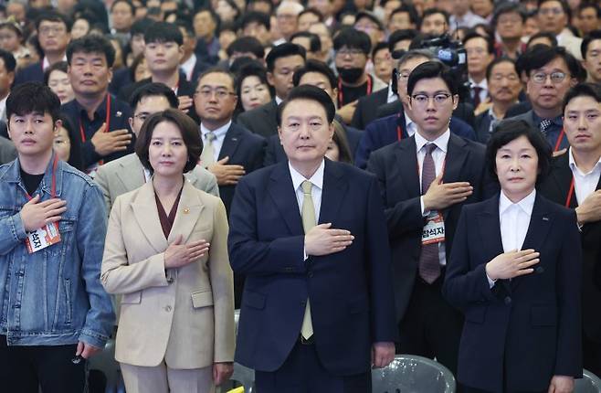 3일 경기도 고양시 킨텍스에서 열린 2023 대한민국 소상공인대회 개막식에서 윤석열 대통령이 국기에 경례하고 있다. 앞줄 오른쪽부터 오세희 소상공인연합회장, 윤 대통령, 이영 중소벤처기업부 장관. 대통령실통신사진기자단 제공