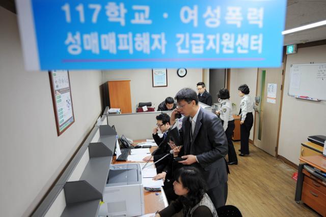 2012년 1월 서울 용산구 갈월동 아동여성장애인 경찰지원센터 내에 있는 117 학교폭력신고센터에서 상담원들이 전화를 받고 있다. 김주성 기자