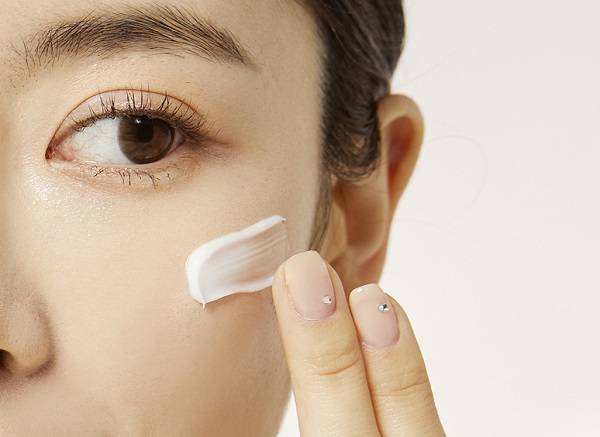 가을에는 여름보다 자외선이 오히려 늘어날 수 있어서 선크림 바르기를 게을리하면 안 된다./사진=클립아트코리아