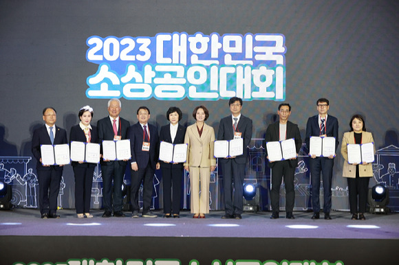 이영 중소벤처기업부 장관이 3일 고양 킨텍스에서 열린 '2023 대한민국 소상공인대회'에서 상생 협약을 진행하고 있다. [사진=중소벤처기업부]