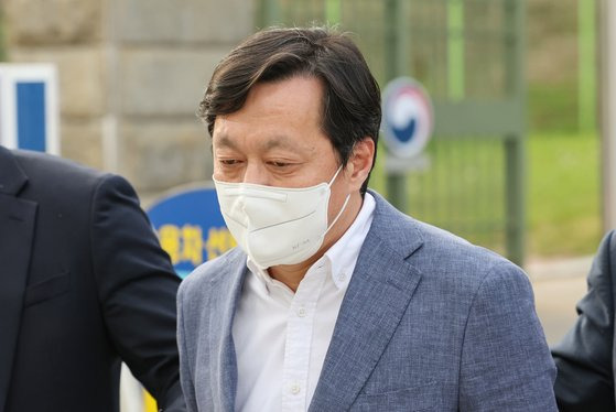 더불어민주당 이재명 대표의 최측근인 정진상 전 대표실 정무조정실장이 4월 21일 오후 보석으로 석방돼 서울구치소를 나서고 있다.연합뉴스