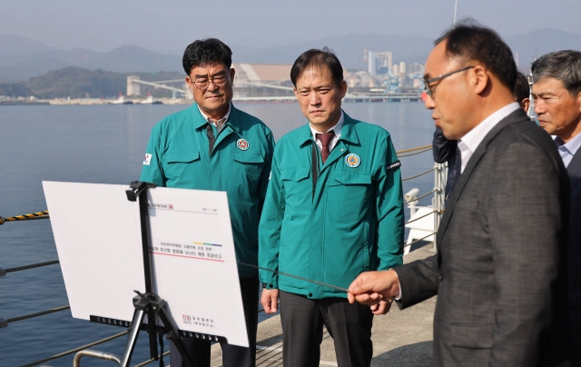 국민권익위원회와 강원도, 삼척시 관계자들이 2일 강원도 삼척시 원덕읍 호산항 방파제에서 낚시터 집단민원과 관련해 현장을 점검하고 있다. 강원도 제공