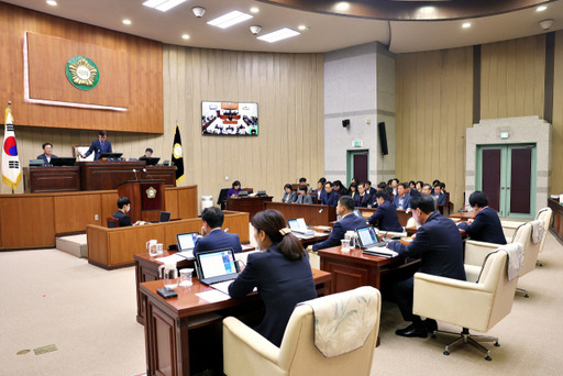 의왕시의회가 3일 의왕시로부터 제출받은 ‘의왕도시공사 자본금 현금출자(증자)동의안’과 ‘의왕시 행정동우회 지원 조례안 등 2건을 표결 끝에 부결시켰다. 사진은 제297회 의왕시의회 임시회 제8차 본회의 장면. 의왕시의회 제공