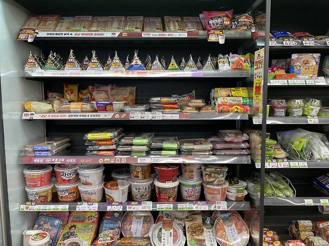 서울의 한 편의점에 도시락 등 간편식이 진열돼있다. 전새날 기자
