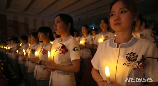 [인천=뉴시스] 전진환 기자 = 3일 오후 인천 연수구 가천대학교 메디컬캠퍼스에서 열린 제76회 나이팅게일 선서식에서 임상실습을 앞둔 간호대학 2학년 학생들이 촛불을 들고 있다. 2023.11.03. amin2@newsis.com