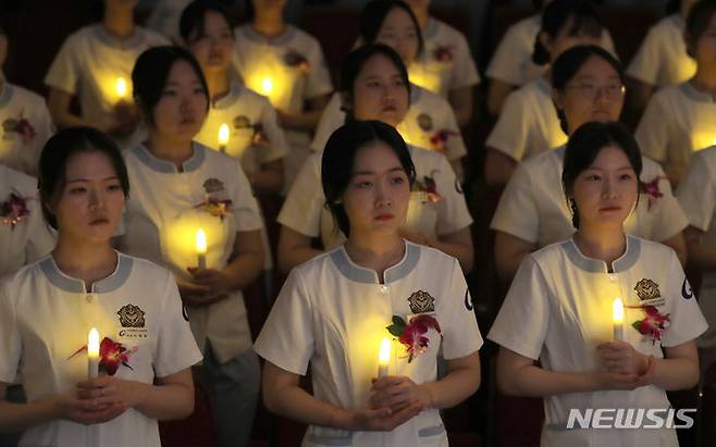 [인천=뉴시스] 전진환 기자 = 3일 오후 인천 연수구 가천대학교 메디컬캠퍼스에서 열린 제76회 나이팅게일 선서식에서 임상실습을 앞둔 간호대학 2학년 학생들이 촛불을 들고 있다. 2023.11.03. amin2@newsis.com