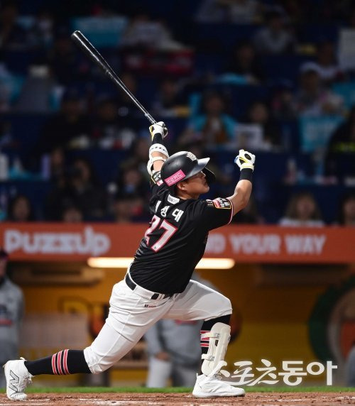 2일 창원NC파크에서 열린 ‘2023 KBO 포스트시즌’ NC 다이노스와 KT 위즈의 플레이오프 3차전 경기에서 2회초 1사 1루 KT 배정대가 선제 좌월 2점 홈런을 치고 있다. 창원 | 주현희 기자 teth1147@donga.com