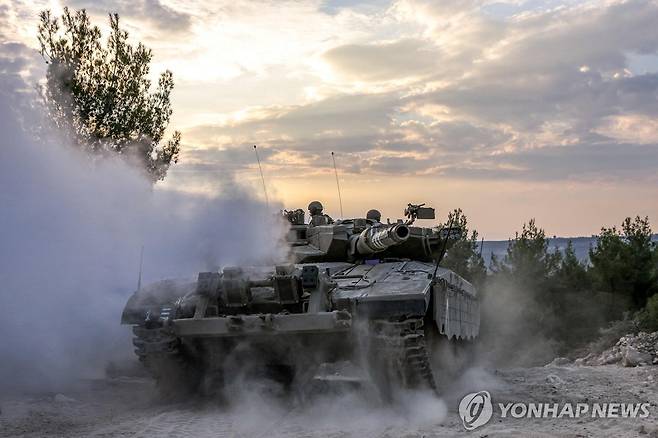 1일(현지시간) 레바논 접경지의 이스라엘군 전투 탱크 [AFP=연합뉴스]