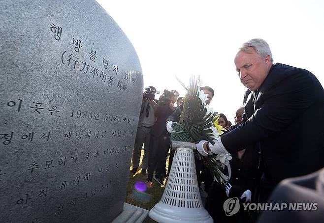 5·18 행불자 묘역 찾은 인요한 (광주=연합뉴스) 천정인 기자 = 30일 오전 광주 북구 국립 5·18 민주묘지에서 국민의힘 인요한 혁신위원장이 5·18 행방불명자 묘소에 헌화하고 있다. 2023.10.30 iny@yna.co.kr