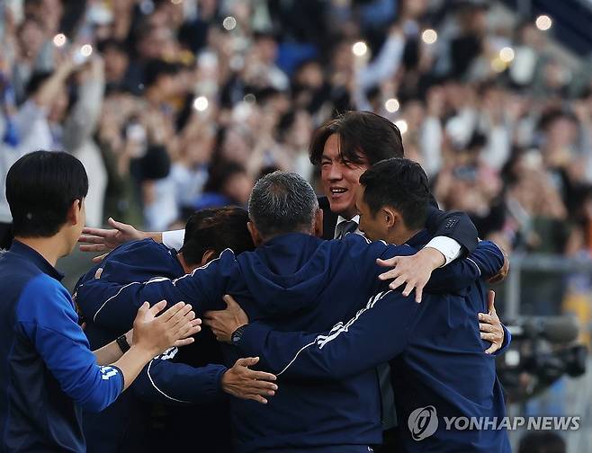 환호하는 울산 홍명보 감독과 코치진 (울산=연합뉴스) 김용태 기자 = 29일 울산 문수축구경기장에서 열린 프로축구 하나원큐 K리그1 울산 현대와 대구FC의 경기가 끝난 후 리그 우승을 확정한 울산 홍명보 감독이 코치진과 함게 환호하고 있다. 2023.10.29 yongtae@yna.co.kr