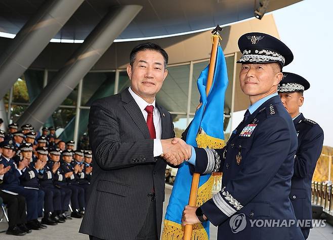 공군참모총장 지휘권 이양 (계룡=연합뉴스) 이주형 기자 = 신원식 국방부 장관(왼쪽)이 31일 충남 계룡대에서 열린 공군참모총장 이·취임식에서 이영수 신임 공군참모총장에게 공군기를 이양하고 있다. 2023.10.31 coolee@yna.co.kr