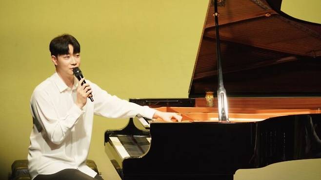 지난 10월 31일 마포아트센터에서 공연을 진행중인 윤한 [사진=마포아트센터]