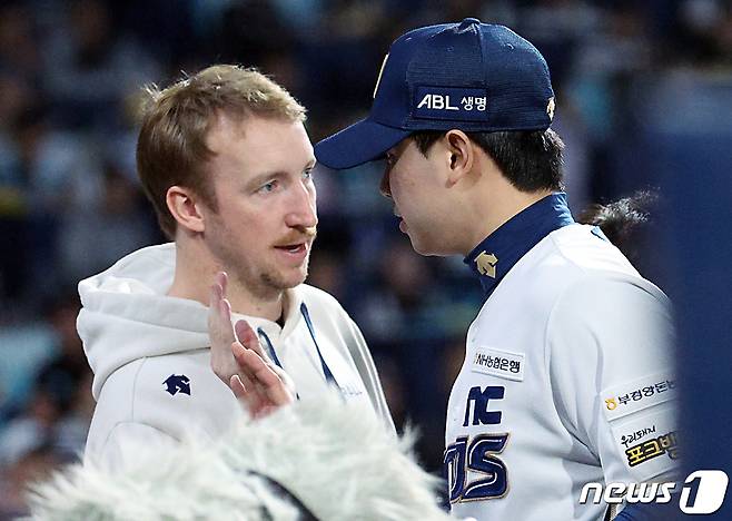 3일 오후 경남 창원시 마산회원구 양덕동 창원NC파크에서 열린 프로야구 '2023 신한은행 SOL KBO 포스트시즌' 플레이오프 4차전 NC 다이노스와 kt 위즈의 경기 5회초 NC 이준호가 세 타자 모두 삼진으로 잡아 무실점으로 이닝을 마무리한 뒤 더그아웃으로 들어와 페디와 하이파이브를 나누고 있다. 2023.11.3/뉴스1 ⓒ News1 박정호 기자