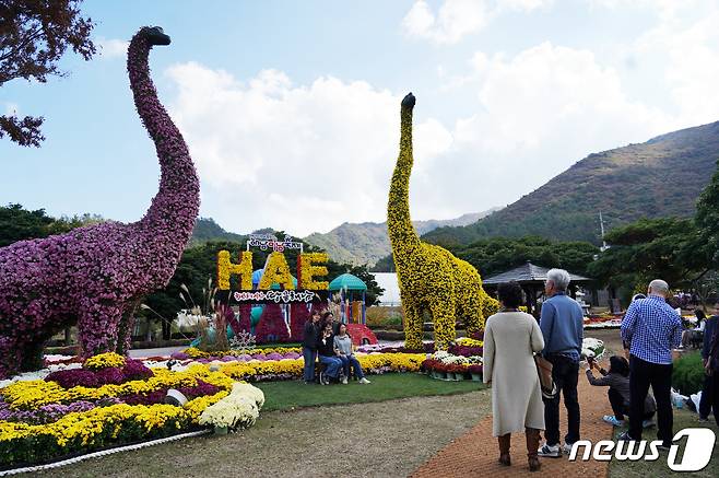 가을빛 물든 두륜산 도립공원에서 맛있는 먹거리 가득한 전남 해남미남축제가 3일 막이 올랐다. 5일까지 열리는 이번행사는 국화향 가득 다양한 국화전시도 볼수 있다. (해남군 제공)/뉴스1