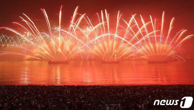 4일 오후 부산 수영구 광안리해수욕장 일대에서 열린 '제18회 부산불꽃축제'에서 화려한 불꽃이 부산 밤바다를 수놓고 있다. 2023.11.4/뉴스1 ⓒ News1 윤일지 기자