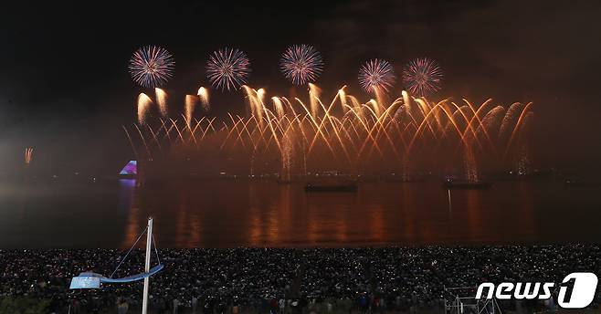 4일 오후 부산 수영구 광안리해수욕장 일대에서 열린 '제18회 부산불꽃축제'에서 화려한 불꽃이 부산 밤바다를 수놓고 있다. 2023.11.4/뉴스1 ⓒ News1 윤일지 기자