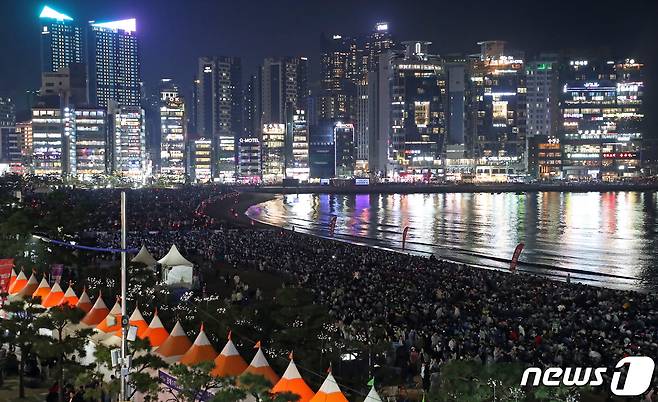 4일 오후 부산 수영구 광안리해수욕장 일대가 '제18회 부산불꽃축제'를 관람하기 위한 관람객들로 북적이고 있다. 2023.11.4/뉴스1 ⓒ News1 윤일지 기자