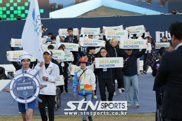 3일 오후 전남 목포시 목포종합경기장에서 열린 제43회 전국장애인체육대회 개회식에서 인천광역시 선수단이 입장하고 있다. 사진┃박진명 기자