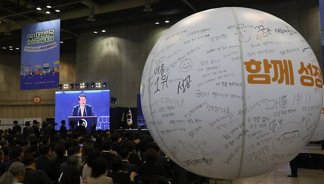 윤석열 대통령이 3일 오전 경기 고양시 킨텍스에서 열린 ‘2023 대한민국 소상공인대회’ 개막식에서 축사를 하고 있다. 이날 
행사장에는 ‘소상공인 모두 힘내자’ ‘매출 1위’ 등 소원이 적힌 대형 풍선이 전시됐다. 고양=대통령실사진기자단