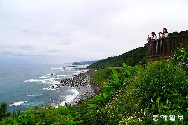 도깨비 빨래판을 볼 수 있는 니치난 해변 호리키리 언덕 전망대.