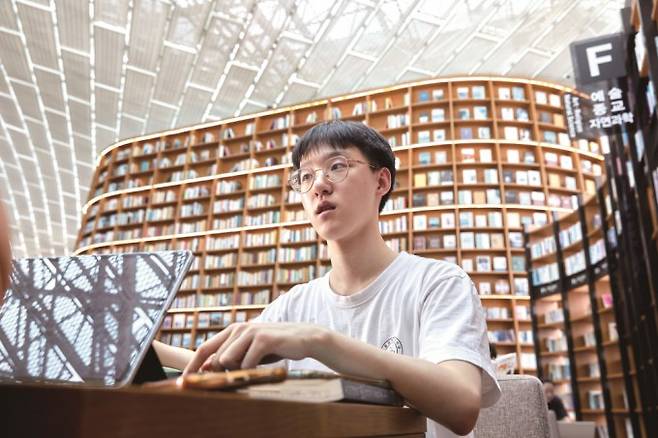 오유찬 학생과의 인터뷰는 서울 코엑스 ‘별마당 도서관’에서 진행했다. 별마당 도서관은 오유찬 학생이 공부를 하다가 머리를 식히기 위해 자주 찾는 장소이다. 수학동아 제공