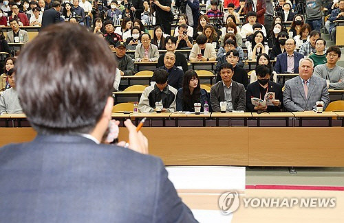 인요한 국민의힘 혁신위원장이 4일 오후 부산 경성대학교에서 열린 이준석 전 대표, 이언주 전 의원이 진행하는 토크콘서트에 참석해 있다. 이날 인요한 혁신위원장은 1시간 30분가량 진행된 토크콘서트를 지켜보고 자리를 떠났다. 이 전 대표와 별도의 대화는 없었다. 연합뉴스