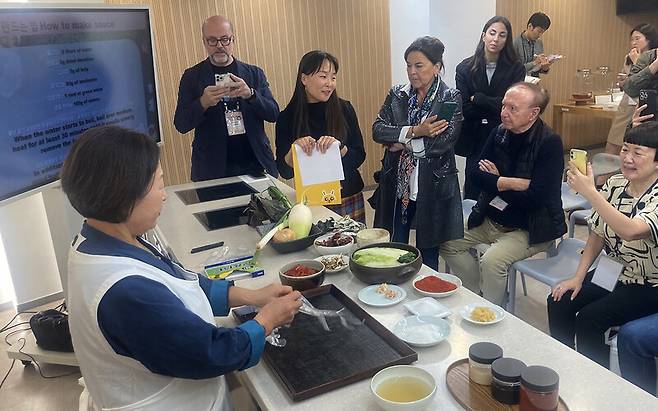 지난달 24일 ‘2023 글로벌 한식 콘퍼런스’에 참가한 외국 요리사 등이 박광희 김치 명인의 ‘김치 워크숍’ 강연을 듣고 있다. 박미향 기자