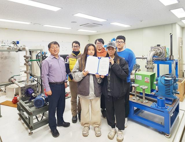 국립목포대 기계공학과 최영도 교수와 학부생들이 참여한 2023 공학교육학술대회에서 우수발표논문상을 수상했다. 목포대 제공