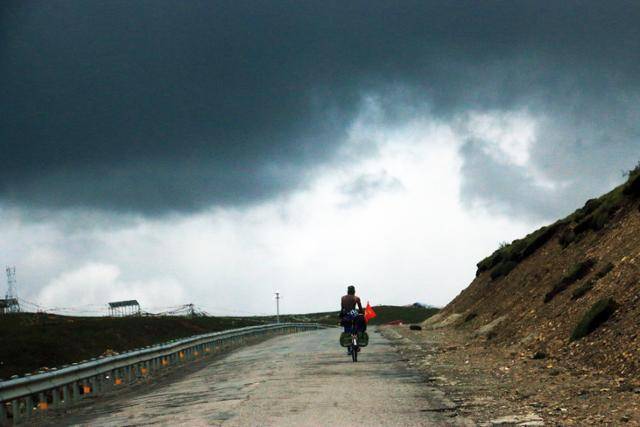 한 여행자가 자전거를 타고 고갯길을 넘고 있다. ⓒ최종명