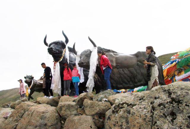 미라산 고개의 야크 조각상. ⓒ최종명
