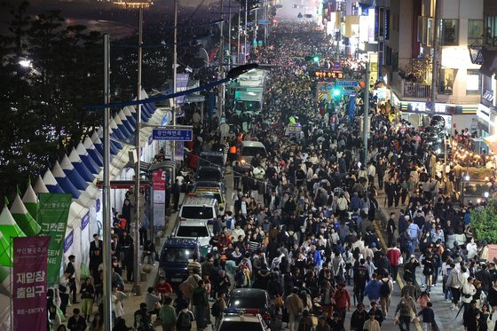 제18회 부산불꽃축제가 끝난 후 많은 관람객들이 부산 수영구 광안리해수욕장을 빠져 나가고 있다. 송봉근 기자