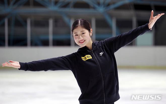 [서울=뉴시스] 조성우 기자 = 2023 국제빙상경기연맹(ISU) 피겨스케이팅 세계선수권대회에서 은메달을 획득한 이해인이 태릉선수촌 실내빙상장에서 뉴시스와 인터뷰에 앞서 포즈를 취하고 있다. 2023.04.05. xconfind@newsis.com