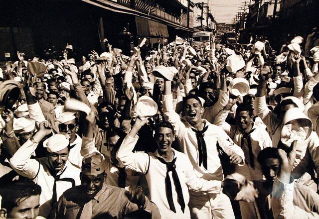 ▲ 일본이 항복했다는 소식에 기뻐하는 하와이의 미군병사들. ⓒNational Museum of the U.S. Navy