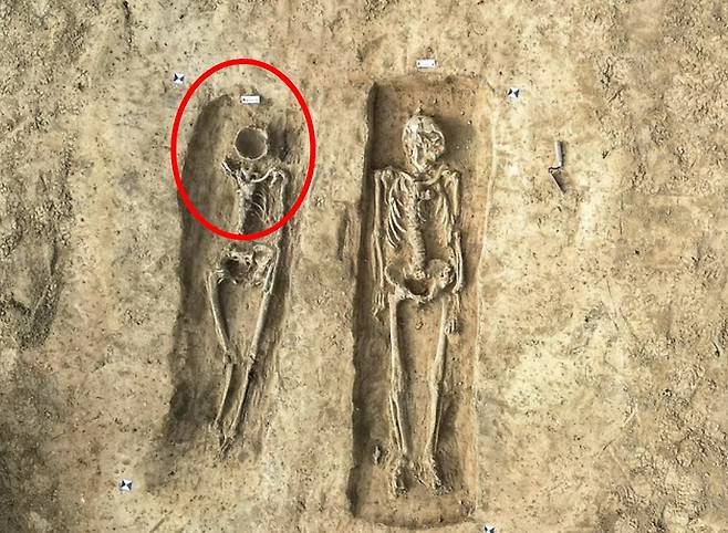 최근 독일 작센주의 옛 왕궁터에서 발견된 미라들. 부부로 추정되며, 왼쪽 여성 미라의 얼굴뼈가 완전히 제거된 독특한 형태로 발견됐다. 사진 DPA