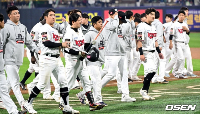 KT 선수단이 지난달 30일 열린 플레이오프 2차전 패배 후 어두운 표정을 짓고 있다.