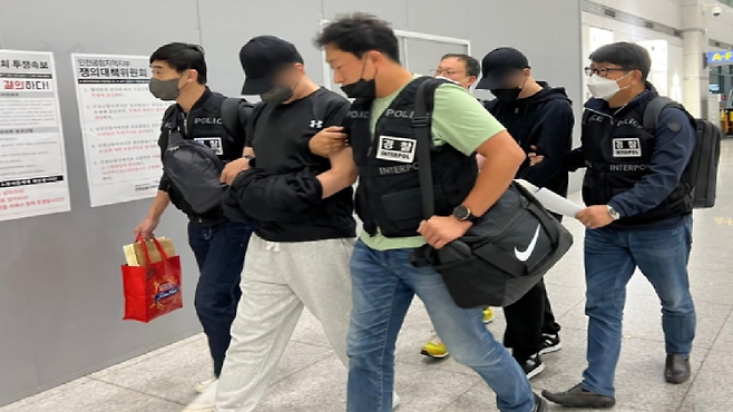 사진설명 : 지난해 10월 20일 인천공항을 통해 '민준파' 총책 A씨와 부총책 B씨가 국내로 강제 송환되고 있다.(경찰청)